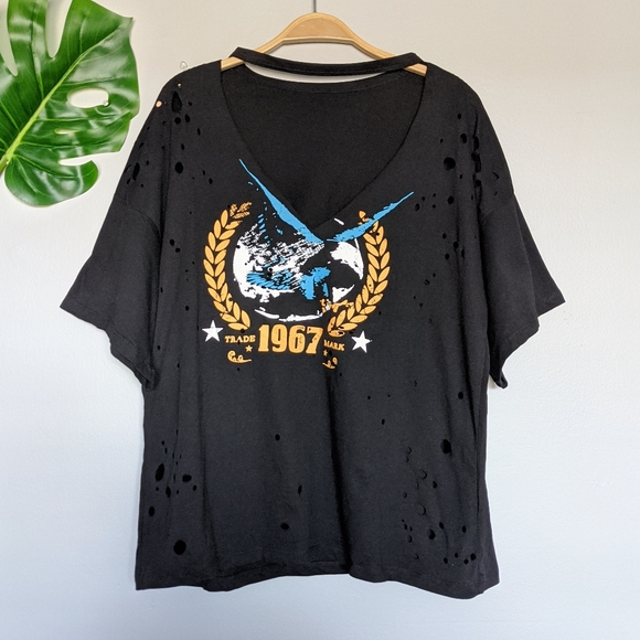 Black distressed boyfriend fit choker graphic tee - Picture 3 of 9